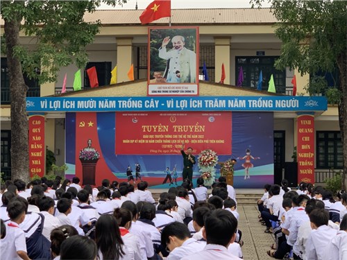 Hoạt động kỉ niệm 50 năm chiến thắng  Hà Nội - Điện Biên Phủ trên không  của thầy và trò trường THCS Đông Dư